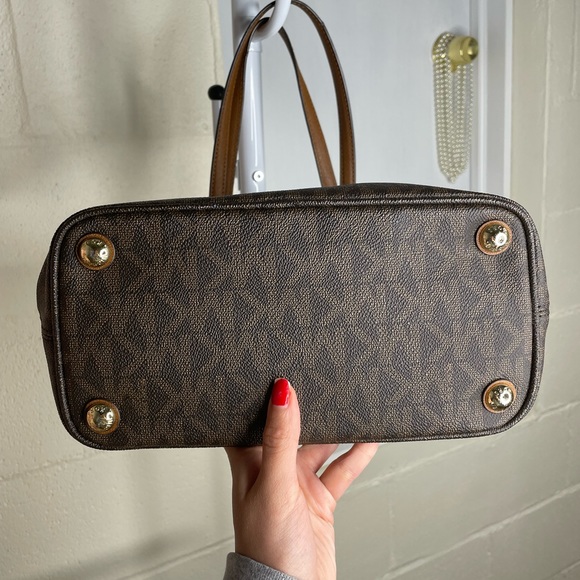 Michael Kors Jet Set Medium Monogram Tote - Picture 15 of 15